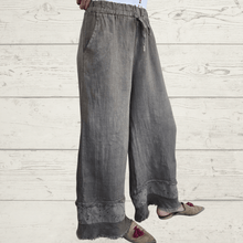 Cargar imagen en el visor de la galería, Pantalón 100% Lino Italiano basta bordada, color Taupe
