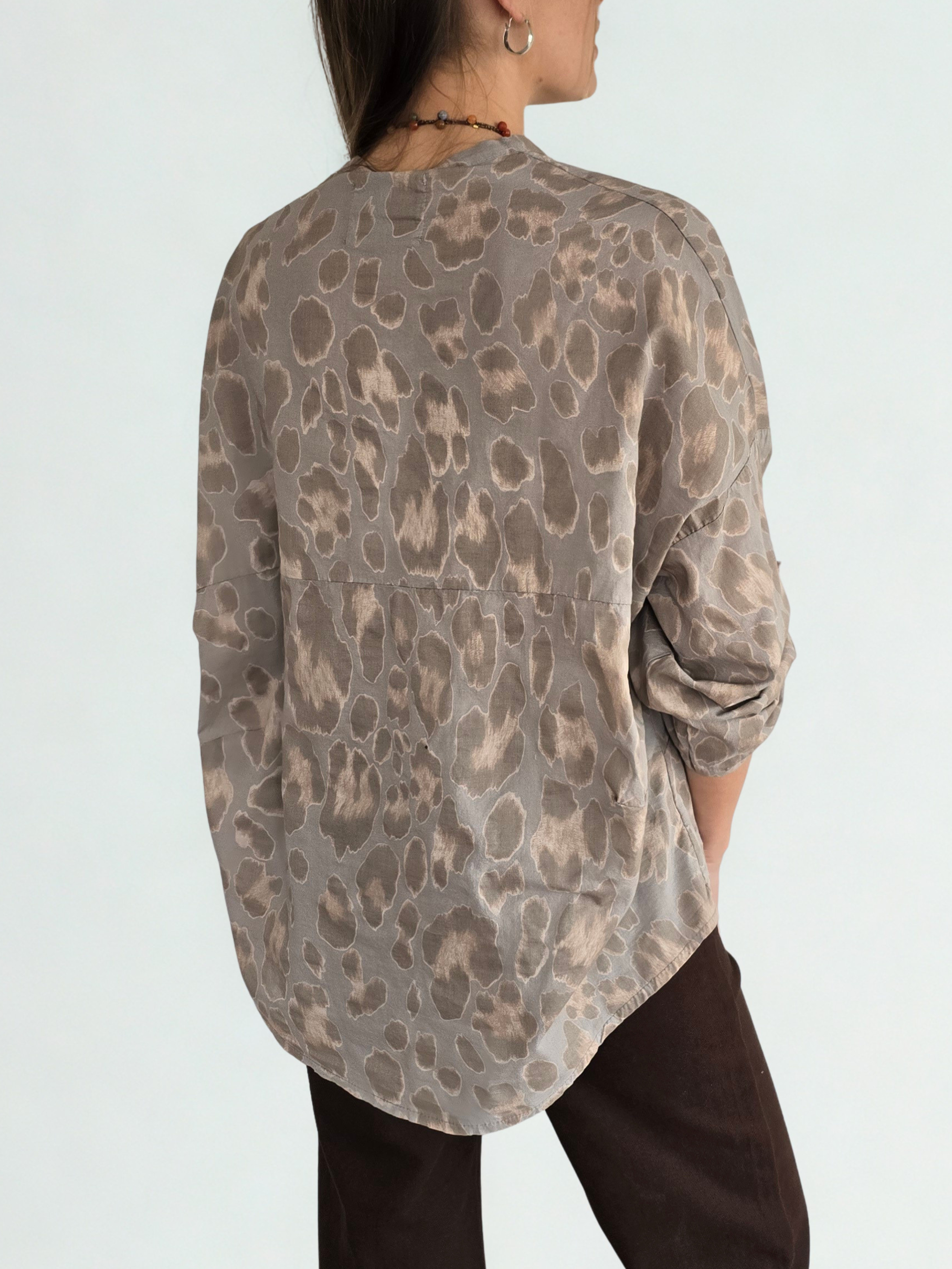 Blusa Italiana Animal Print, fondo Taupe