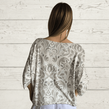 Cargar imagen en el visor de la galería, Sweater Italiano estampado geométrico, fondo Blanco con Beige
