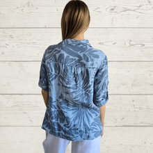 Cargar imagen en el visor de la galería, Blusa de lino Italiano estampado dos colores, fondo celeste
