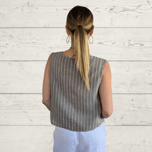 Cargar imagen en el visor de la galería, Blusa Gillette 100% Lino Italiano Rayas, fondo Taupe
