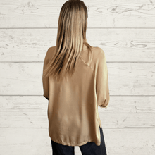 Cargar imagen en el visor de la galería, Blusa ancha escote en V, color Camel
