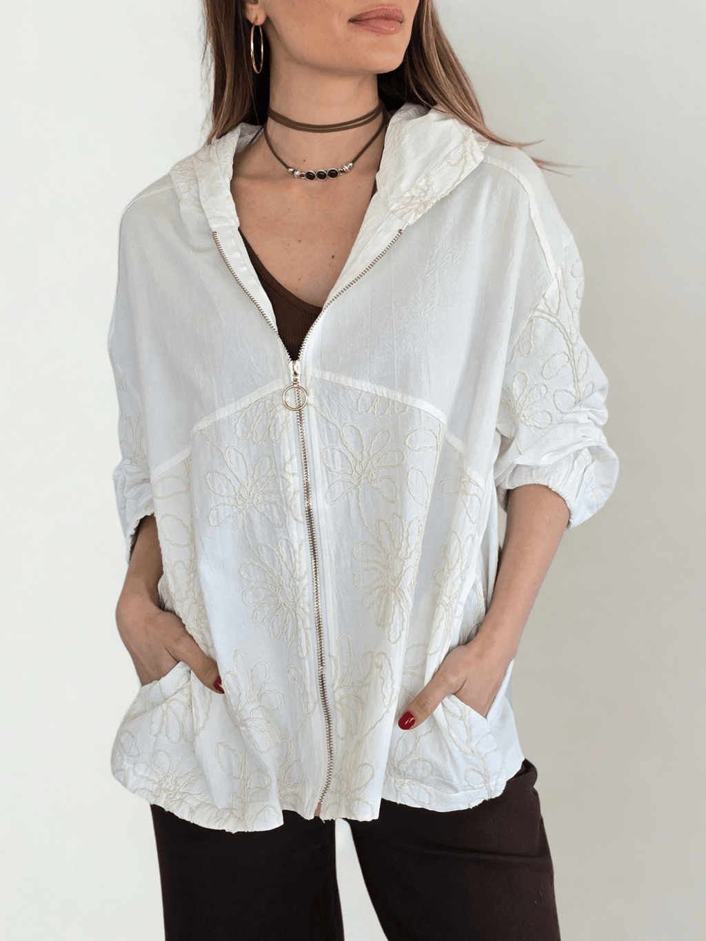 Chaqueta Bordada con Gorro, color Blanco