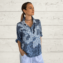 Cargar imagen en el visor de la galería, Blusa 100% Lino Italiano estampado, fondo Celeste
