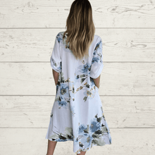 Cargar imagen en el visor de la galería, Vestido Estampado escote en V, fondo Blanco
