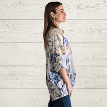 Cargar imagen en el visor de la galería, Blusa Italiana estampada flores, fondo Beige
