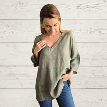Cargar imagen en el visor de la galería, Blusa de Lino Italiano escote en V, color Verde Musgo
