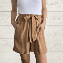 Cargar imagen en el visor de la galería, Short Italiano de Viscosa con lazo en la cintura, color Camel
