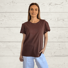 Cargar imagen en el visor de la galería, Polera con mangas bordadas, color Chocolate
