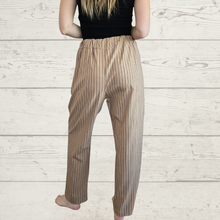 Cargar imagen en el visor de la galería, Pantalón Jogger Italiano Rayado, fondo Camel con negro
