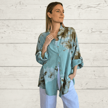 Cargar imagen en el visor de la galería, Blusa Estampada, fondo Verde Menta
