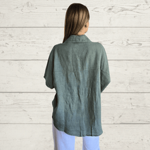 Cargar imagen en el visor de la galería, Blusa 100% Lino Italiano manga corta, color Verde Musgo
