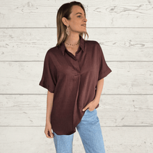 Cargar imagen en el visor de la galería, Blusa básica escote en V, color Chocolate
