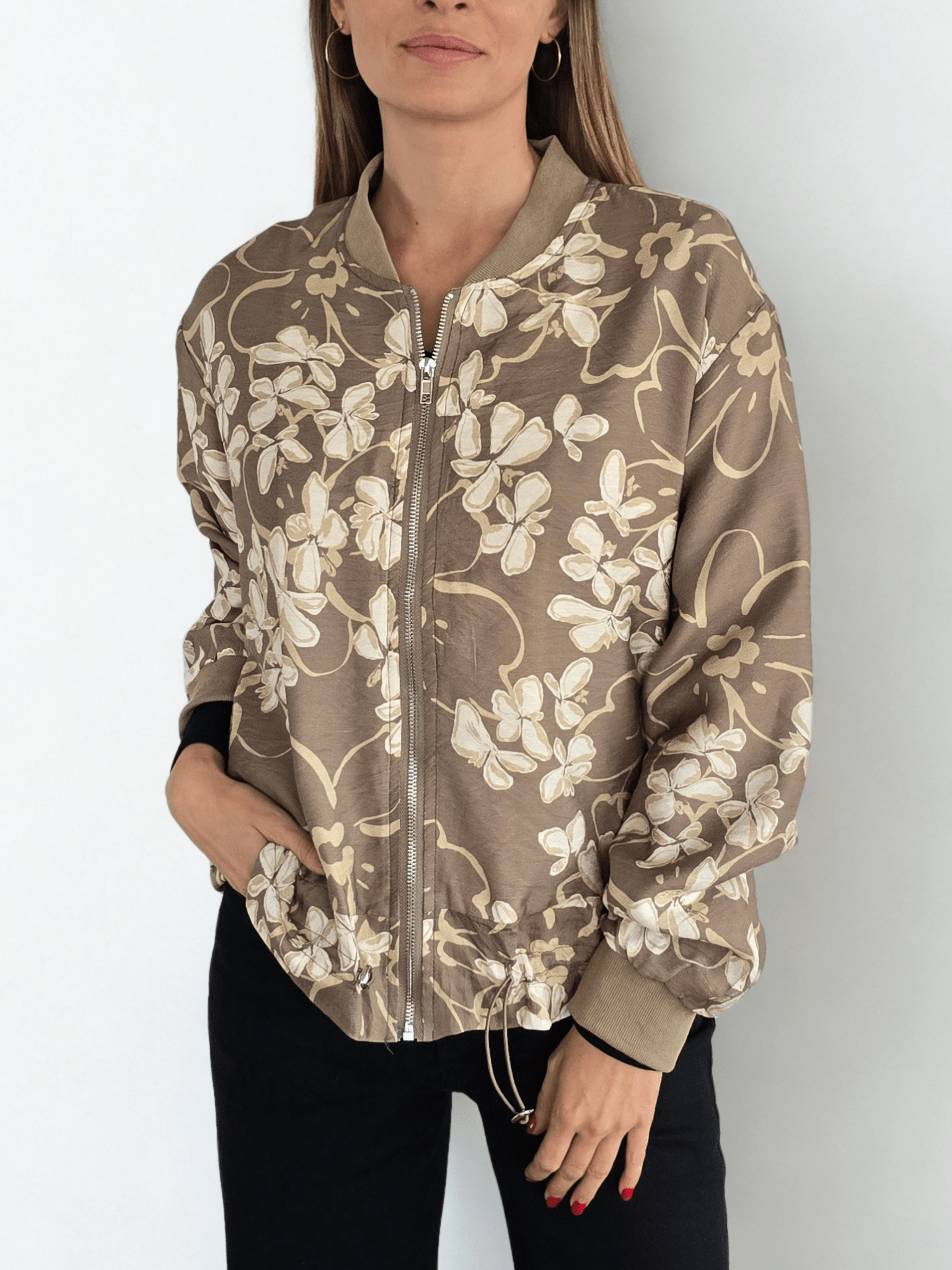 Chaqueta Bomber estampada, fondo Chocolate