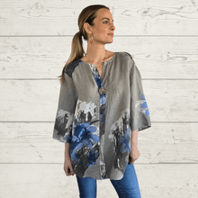 Cargar imagen en el visor de la galería, Blusa Italiana estampada un botón, fondo Taupe
