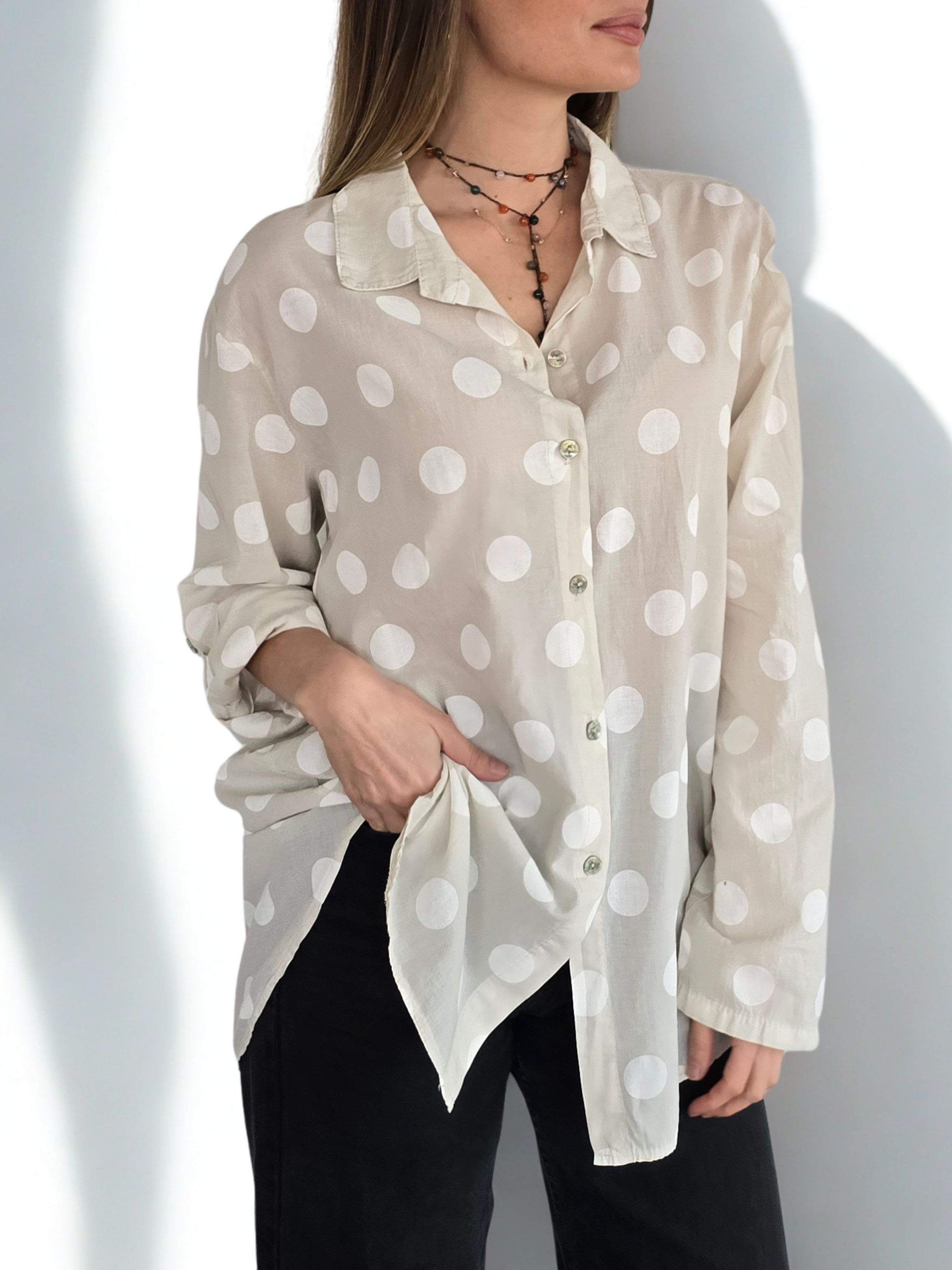 Blusa Italiana Lunares, color Beige
