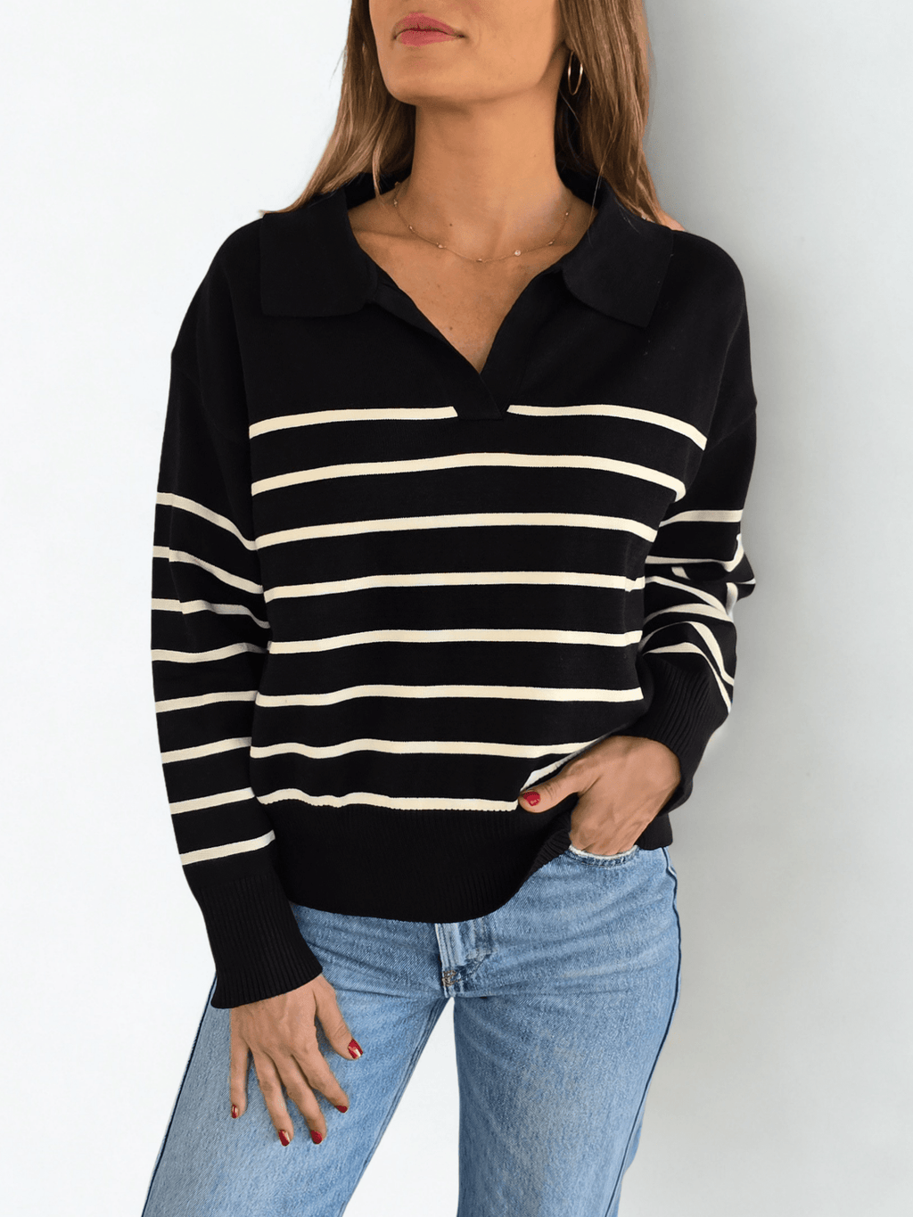 Sweater rayado escote en V, fondo Negro