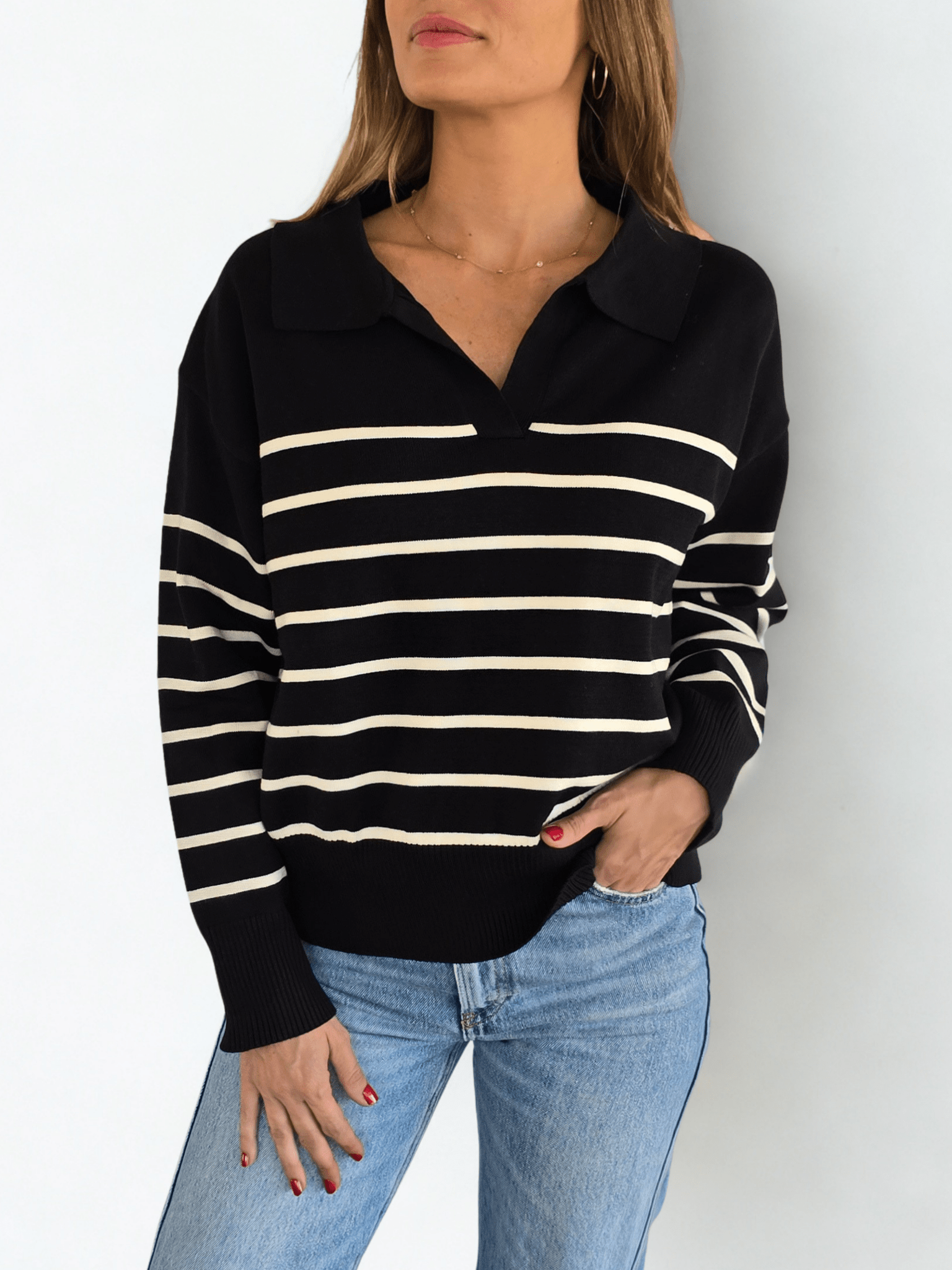 Sweater rayado escote en V, fondo Negro