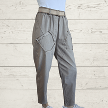 Cargar imagen en el visor de la galería, Pantalón Jogger Italiano dos bolsillos desflecados, color Taupe
