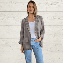 Cargar imagen en el visor de la galería, Chaqueta Blazer de Lino Italiano Rayado, fondo Taupe
