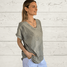 Cargar imagen en el visor de la galería, Blusa Italiana Bordada, color Taupe
