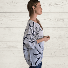 Cargar imagen en el visor de la galería, Blusa Italiana 100% Lino Estampado, fondo Blanco
