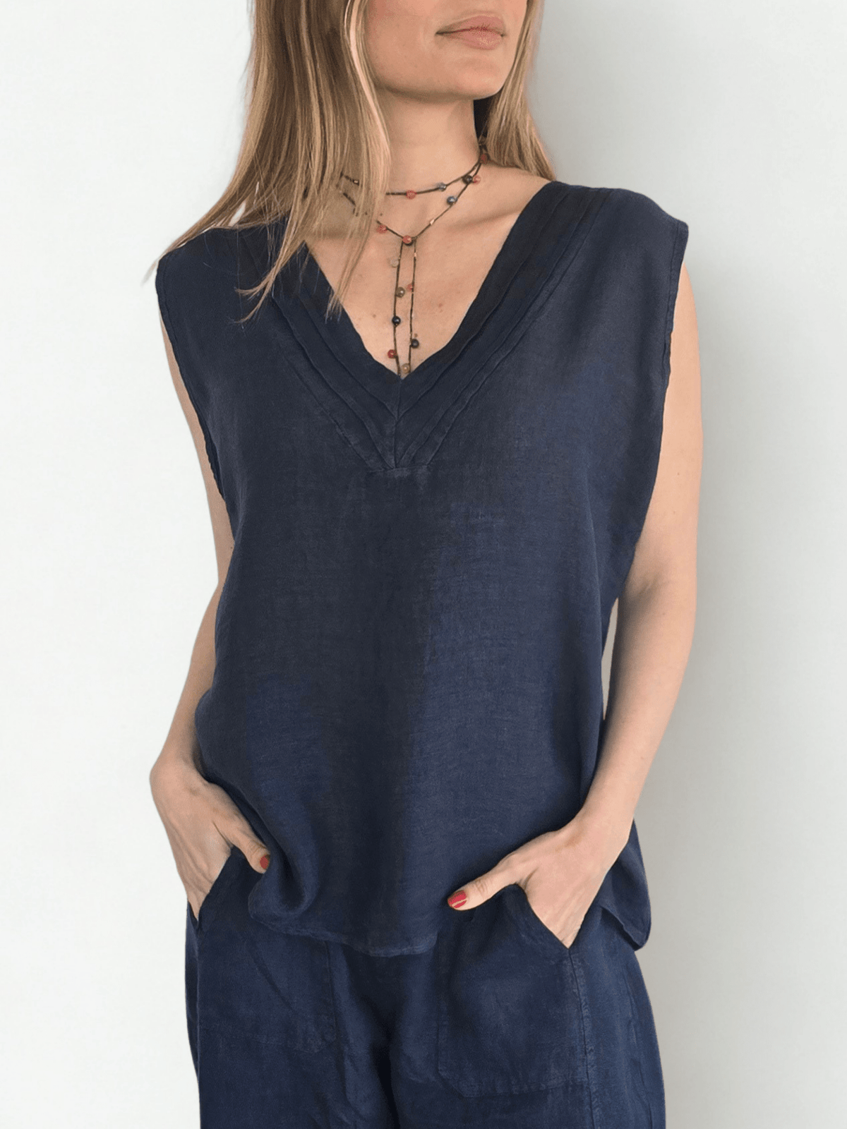 Blusa Italiana 100% Lino escote en V, color Azul Marino