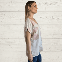 Cargar imagen en el visor de la galería, Blusa Italiana Estampada escote en V, fondo Beige con Rosado

