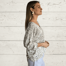Cargar imagen en el visor de la galería, Sweater Italiano estampado geométrico, fondo Blanco con Beige
