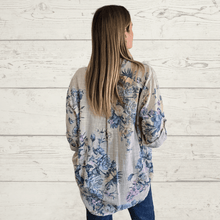 Cargar imagen en el visor de la galería, Blusa Italiana estampada flores, fondo Beige
