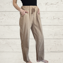 Cargar imagen en el visor de la galería, Pantalón Jogger Italiano Rayado, fondo Camel con negro
