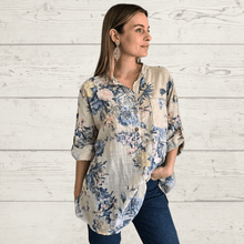Cargar imagen en el visor de la galería, Blusa Italiana estampada flores, fondo Beige
