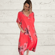Cargar imagen en el visor de la galería, Vestido estampado escote en V, fondo Coral
