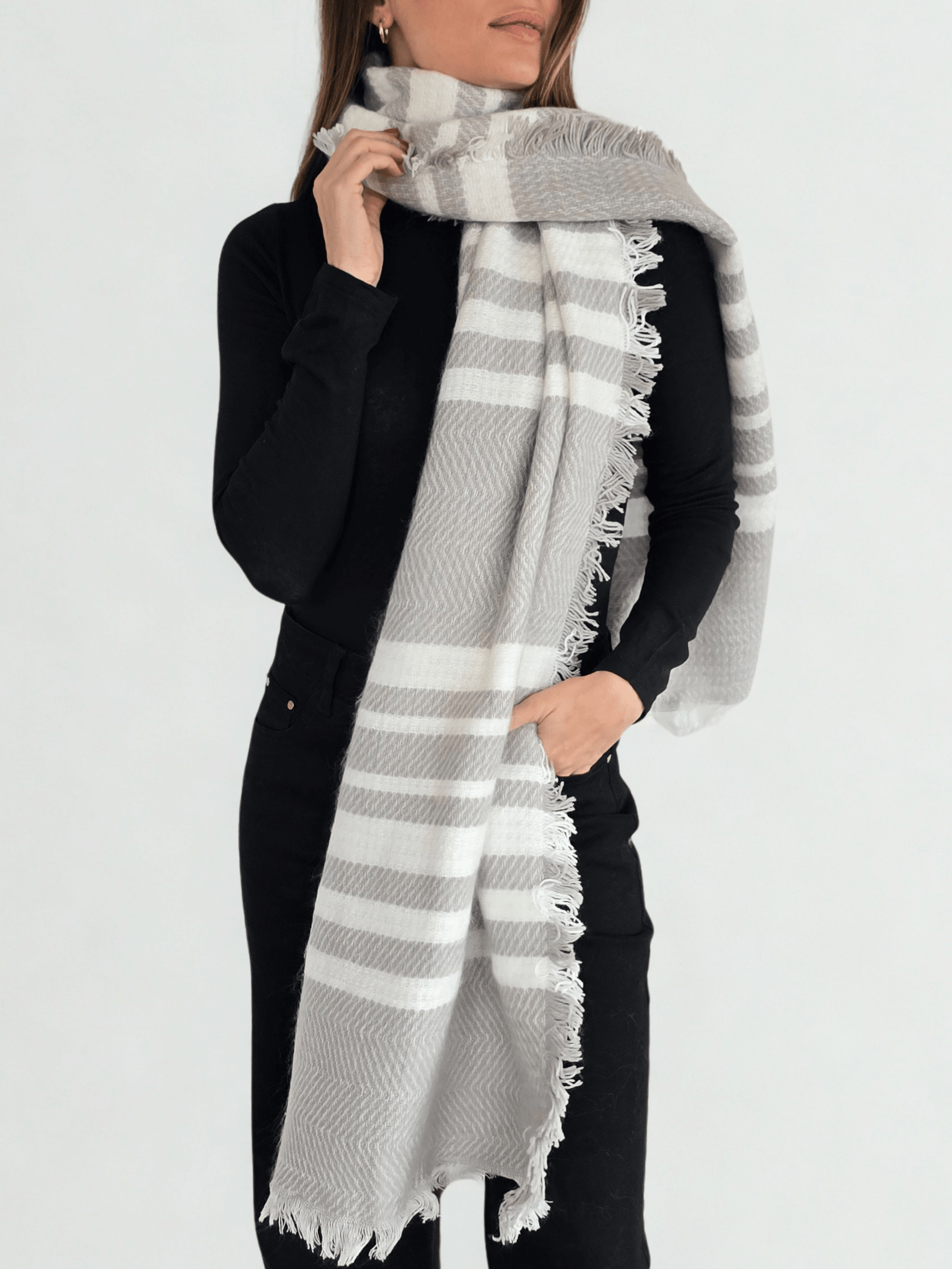 Bufanda rayada gris con blanco