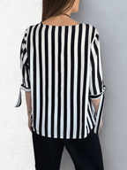 Blusa Rayada escote en V, color Negro con Blanco