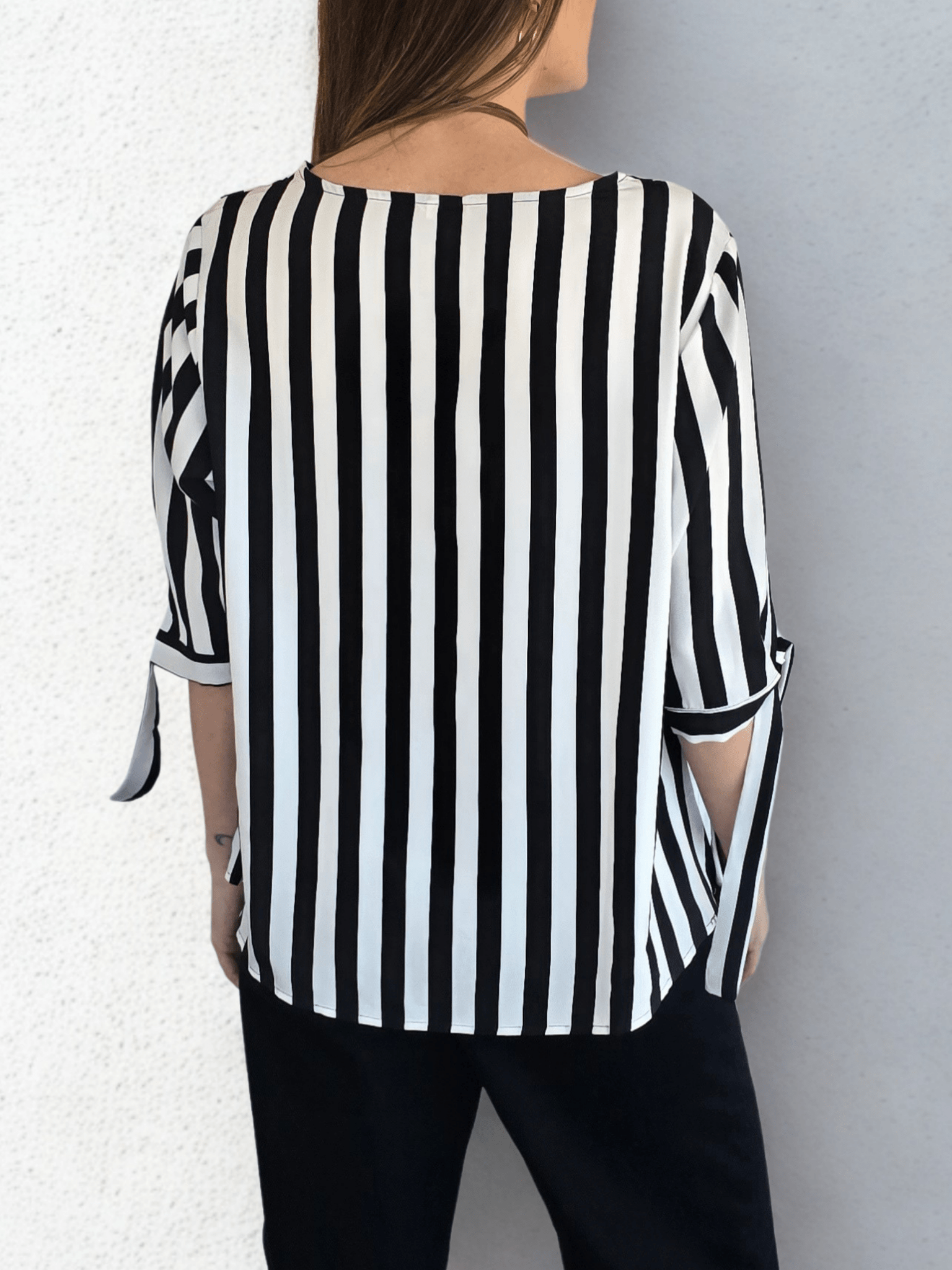 Blusa Rayada escote en V, color Negro con Blanco