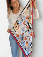 Pañuelo Estampado con flores, orilla roja