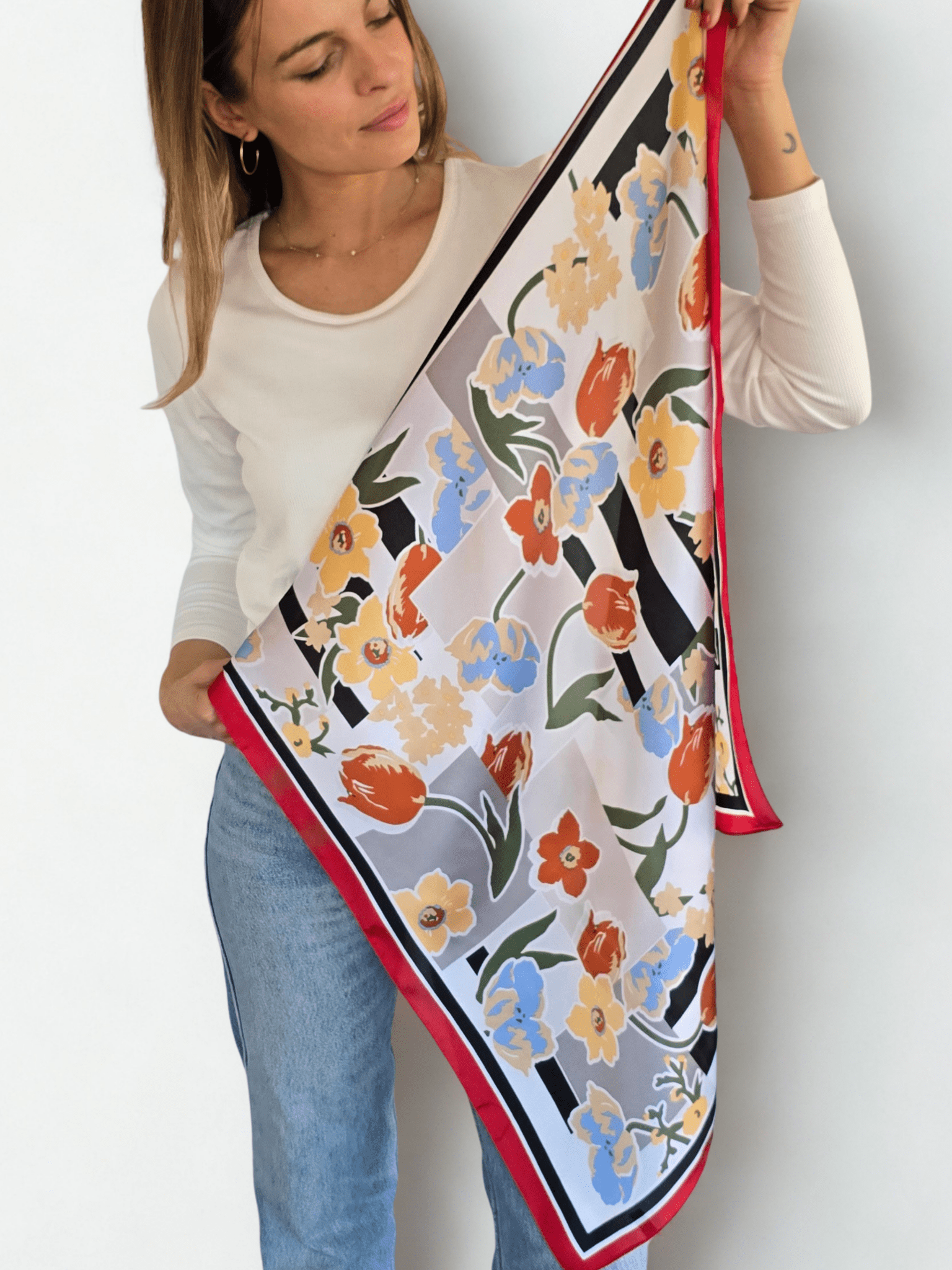 Pañuelo Estampado con flores, orilla roja
