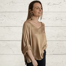 Cargar imagen en el visor de la galería, Blusa ancha escote en V, color Camel
