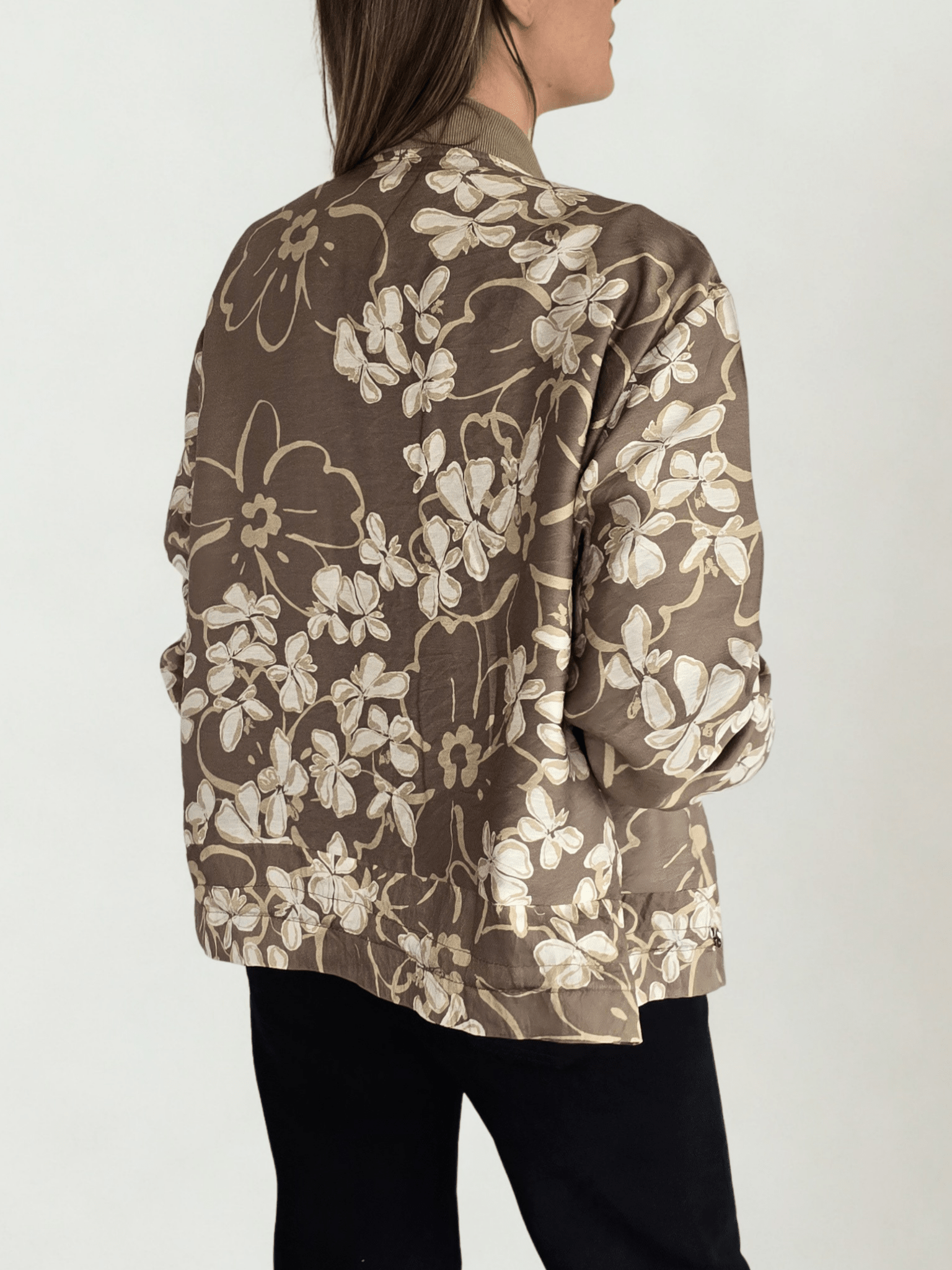 Chaqueta Bomber estampada, fondo Chocolate