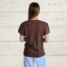 Cargar imagen en el visor de la galería, Polera con mangas bordadas, color Chocolate
