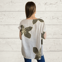 Cargar imagen en el visor de la galería, Blusa Italiana estampada escote en V, fondo Beige con Verde
