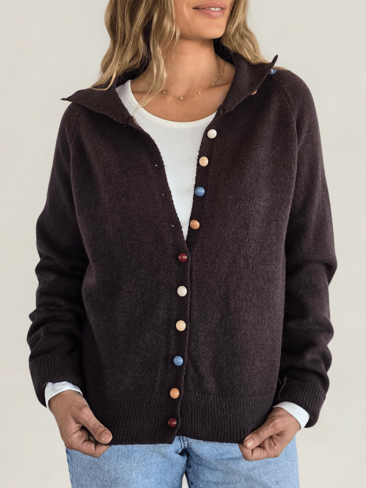 Chaleco con Botones de Colores, color Chocolate