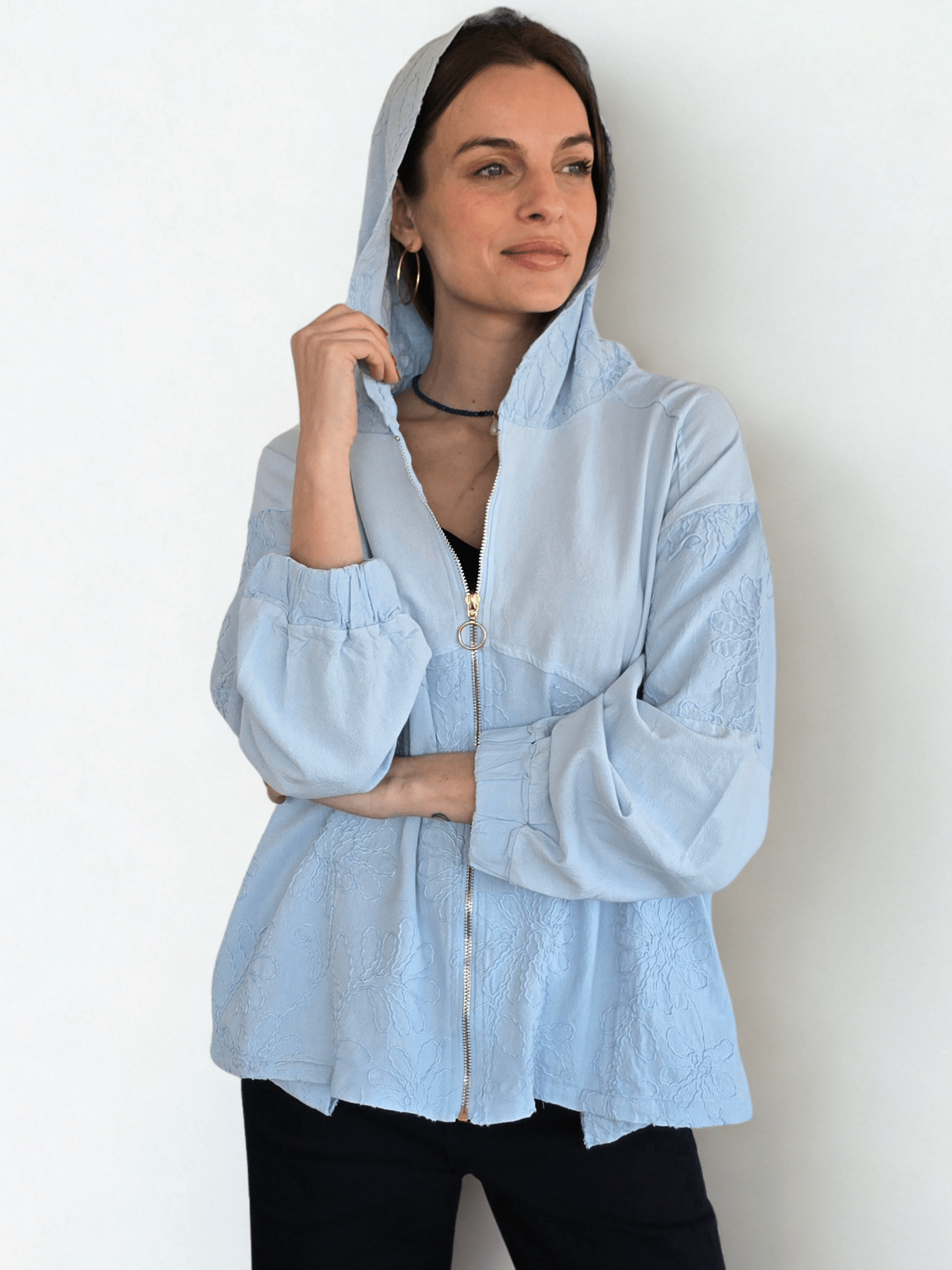 Chaqueta Bordada con Gorro, color Celeste