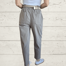 Cargar imagen en el visor de la galería, Pantalón Jogger Italiano dos bolsillos desflecados, color Taupe
