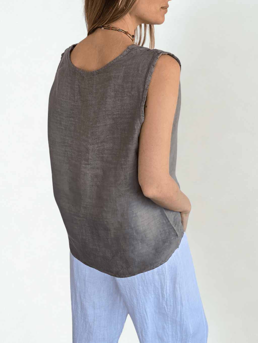 Blusa Italiana 100% Lino escote en V, color Taupe