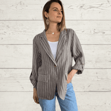 Cargar imagen en el visor de la galería, Chaqueta Blazer de Lino Italiano Rayado, fondo Taupe
