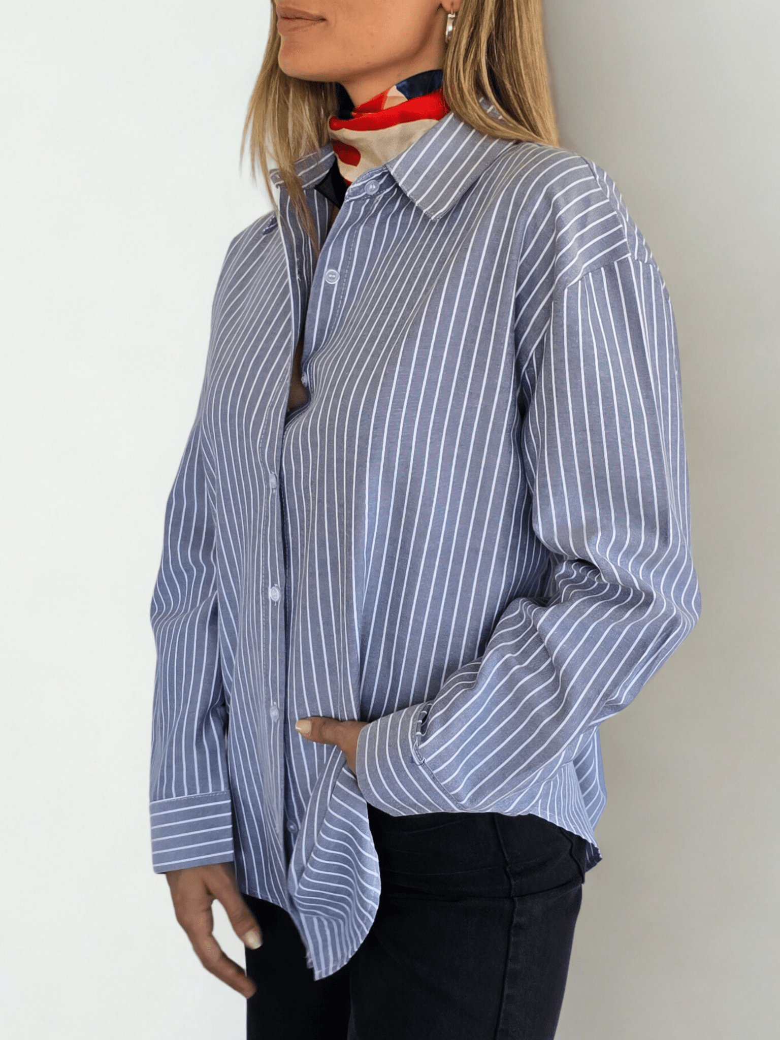 Blusa Rayada, color Gris celestoso con Blanco