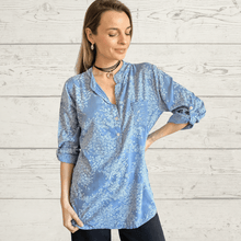 Cargar imagen en el visor de la galería, Blusa Italiana estampado flores, fondo Cleste
