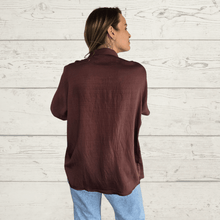 Cargar imagen en el visor de la galería, Blusa básica escote en V, color Chocolate
